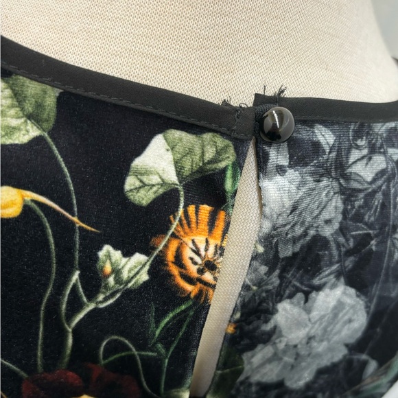 Pretty 3/4 slv light weight velvet top - Picture 10 of 13